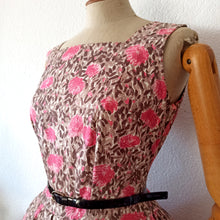 Charger l'image dans la galerie, 1950s - Stunning Autumn Floral Cotton Dress - W28 (72cm)