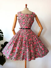 Charger l'image dans la galerie, 1950s - Stunning Autumn Floral Cotton Dress - W28 (72cm)