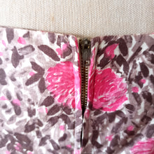 Charger l'image dans la galerie, 1950s - Stunning Autumn Floral Cotton Dress - W28 (72cm)