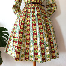 Charger l'image dans la galerie, 1950s - Stunning Autumnal Floral Print Cotton Dress - W27.5 (70cm)