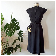 Cargar imagen en el visor de la galería, 1940s - Sous Le Signe de Paris, PARIS - Outstanding Black Dress - W26 (66cm)