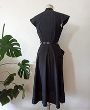 Cargar imagen en el visor de la galería, 1940s - Sous Le Signe de Paris, PARIS - Outstanding Black Dress - W26 (66cm)