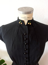Cargar imagen en el visor de la galería, 1940s - Sous Le Signe de Paris, PARIS - Outstanding Black Dress - W26 (66cm)