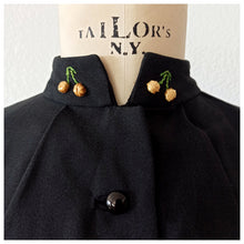 Cargar imagen en el visor de la galería, 1940s - Sous Le Signe de Paris, PARIS - Outstanding Black Dress - W26 (66cm)