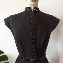 Cargar imagen en el visor de la galería, 1940s - Sous Le Signe de Paris, PARIS - Outstanding Black Dress - W26 (66cm)