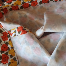 Charger l'image dans la galerie, 1950s - Stunning Autumnal Roses Cotton Dress - W27 (68cm)