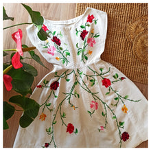 Charger l'image dans la galerie, 1950s - Fabulous Petite Roses Embroidery Dress - W24 (62cm)