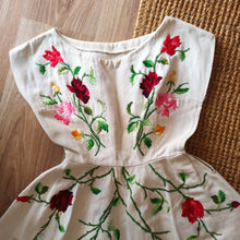 Charger l'image dans la galerie, 1950s - Fabulous Petite Roses Embroidery Dress - W24 (62cm)