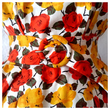 Charger l'image dans la galerie, 1950s - Stunning Autumnal Roses Cotton Dress - W27 (68cm)