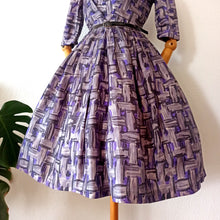 Charger l'image dans la galerie, 1950s - Stunning Purple Abstract Satin Silk Dress - W27.5 (70cm)
