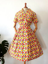 Charger l'image dans la galerie, 1950s - Stunning Autumnal Roses Cotton Dress - W27 (68cm)
