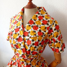 Charger l'image dans la galerie, 1950s - Stunning Autumnal Roses Cotton Dress - W27 (68cm)