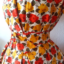 Charger l'image dans la galerie, 1950s - Stunning Autumnal Roses Cotton Dress - W27 (68cm)