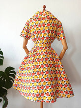 Charger l'image dans la galerie, 1950s - Stunning Autumnal Roses Cotton Dress - W27 (68cm)
