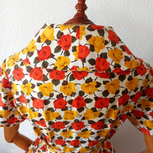 Charger l'image dans la galerie, 1950s - Stunning Autumnal Roses Cotton Dress - W27 (68cm)