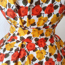 Charger l'image dans la galerie, 1950s - Stunning Autumnal Roses Cotton Dress - W27 (68cm)