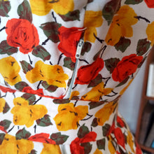 Charger l'image dans la galerie, 1950s - Stunning Autumnal Roses Cotton Dress - W27 (68cm)