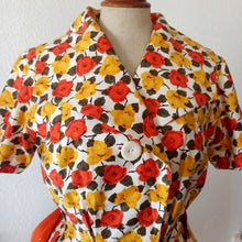 Charger l'image dans la galerie, 1950s - Stunning Autumnal Roses Cotton Dress - W27 (68cm)