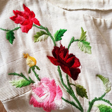 Charger l'image dans la galerie, 1950s - Fabulous Petite Roses Embroidery Dress - W24 (62cm)
