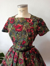 Charger l'image dans la galerie, 1950s - Stunning Autumnal Poppies Garden Dress - W27 (68cm)