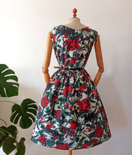 Charger l'image dans la galerie, 1950s 1960s - Stunning Red Abstract Roses Dress - W28 (72cm)