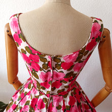 Charger l'image dans la galerie, 1950s - Stunning & Adorable Floral Cotton Dress - W26 (66cm)