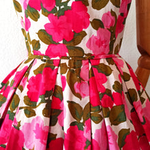 Charger l'image dans la galerie, 1950s - Stunning & Adorable Floral Cotton Dress - W26 (66cm)