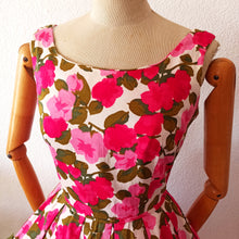 Charger l'image dans la galerie, 1950s - Stunning & Adorable Floral Cotton Dress - W26 (66cm)