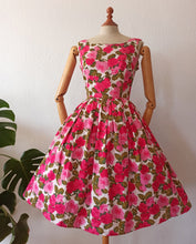 Charger l'image dans la galerie, 1950s - Stunning & Adorable Floral Cotton Dress - W26 (66cm)