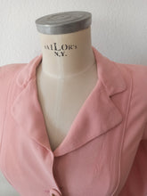 Cargar imagen en el visor de la galería, 1940s - PARIS - WWII Clover Emblem Buttons Pink Crepe Jacket - W27 (68cm)