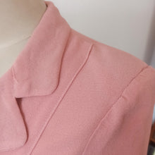 Cargar imagen en el visor de la galería, 1940s - PARIS - WWII Clover Emblem Buttons Pink Crepe Jacket - W27 (68cm)