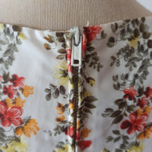 Charger l'image dans la galerie, 1950s - Marie Bonheur, Paris - Adorable Aumnal Floralprint Dress - W25 (64cm)