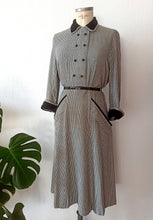 Cargar imagen en el visor de la galería, 1940s 1950s - Superb Gab Wool Houndstooth Dress - W35 (88cm)