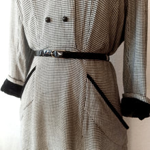 Cargar imagen en el visor de la galería, 1940s 1950s - Superb Gab Wool Houndstooth Dress - W35 (88cm)