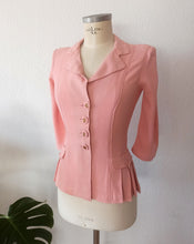 Cargar imagen en el visor de la galería, 1940s - PARIS - WWII Clover Emblem Buttons Pink Crepe Jacket - W27 (68cm)