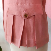 Cargar imagen en el visor de la galería, 1940s - PARIS - WWII Clover Emblem Buttons Pink Crepe Jacket - W27 (68cm)