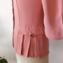 Cargar imagen en el visor de la galería, 1940s - PARIS - WWII Clover Emblem Buttons Pink Crepe Jacket - W27 (68cm)