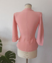Cargar imagen en el visor de la galería, 1940s - PARIS - WWII Clover Emblem Buttons Pink Crepe Jacket - W27 (68cm)