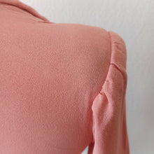 Cargar imagen en el visor de la galería, 1940s - PARIS - WWII Clover Emblem Buttons Pink Crepe Jacket - W27 (68cm)