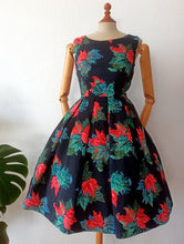 Charger l'image dans la galerie, 1950s - Stunning Black Autumn Leaves Couture Dress - W24 (60cm)