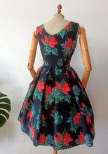 Charger l'image dans la galerie, 1950s - Stunning Black Autumn Leaves Couture Dress - W24 (60cm)