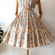 Charger l'image dans la galerie, 1950s - Marie Bonheur, Paris - Adorable Aumnal Floralprint Dress - W25 (64cm)
