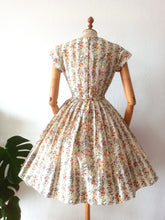 Charger l'image dans la galerie, 1950s - Marie Bonheur, Paris - Adorable Aumnal Floralprint Dress - W25 (64cm)