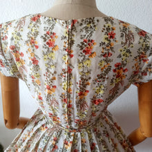 Charger l'image dans la galerie, 1950s - Marie Bonheur, Paris - Adorable Aumnal Floralprint Dress - W25 (64cm)