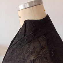 Cargar imagen en el visor de la galería, 1940s - Like New! - Delicious Embroidery Sheer Top - W28 (70cm)