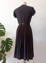 Charger l'image dans la galerie, 1940s - Stunning Buckle Back Rayon Crepe Dress - W28 (72cm)