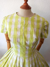 Charger l'image dans la galerie, 1950s - Gorgeous Lime Plaid Cotton Dress - W27 (68cm)
