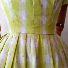 Charger l'image dans la galerie, 1950s - Gorgeous Lime Plaid Cotton Dress - W27 (68cm)