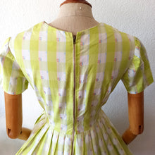 Charger l'image dans la galerie, 1950s - Gorgeous Lime Plaid Cotton Dress - W27 (68cm)