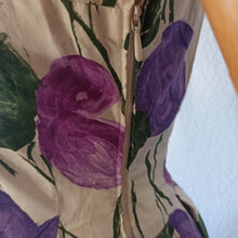 Charger l'image dans la galerie, 1950s - Stunning Purple Roses Cotton Dress - W26 (66cm)